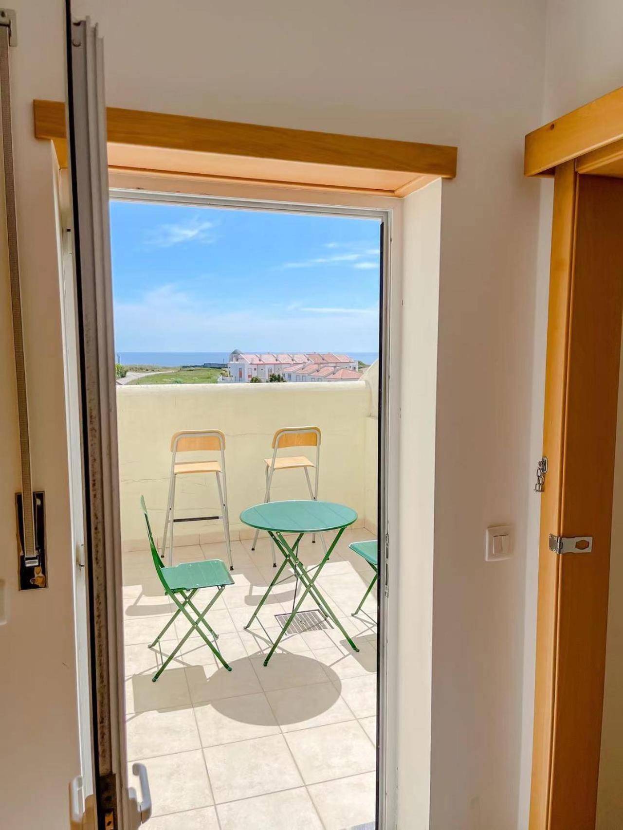 Seaside Room In A Peniche Townhouse Featuring A Private Bathroom And Shared Access To The Swimming Pool And Kitchen Atouguia Da Baleia Buitenkant foto