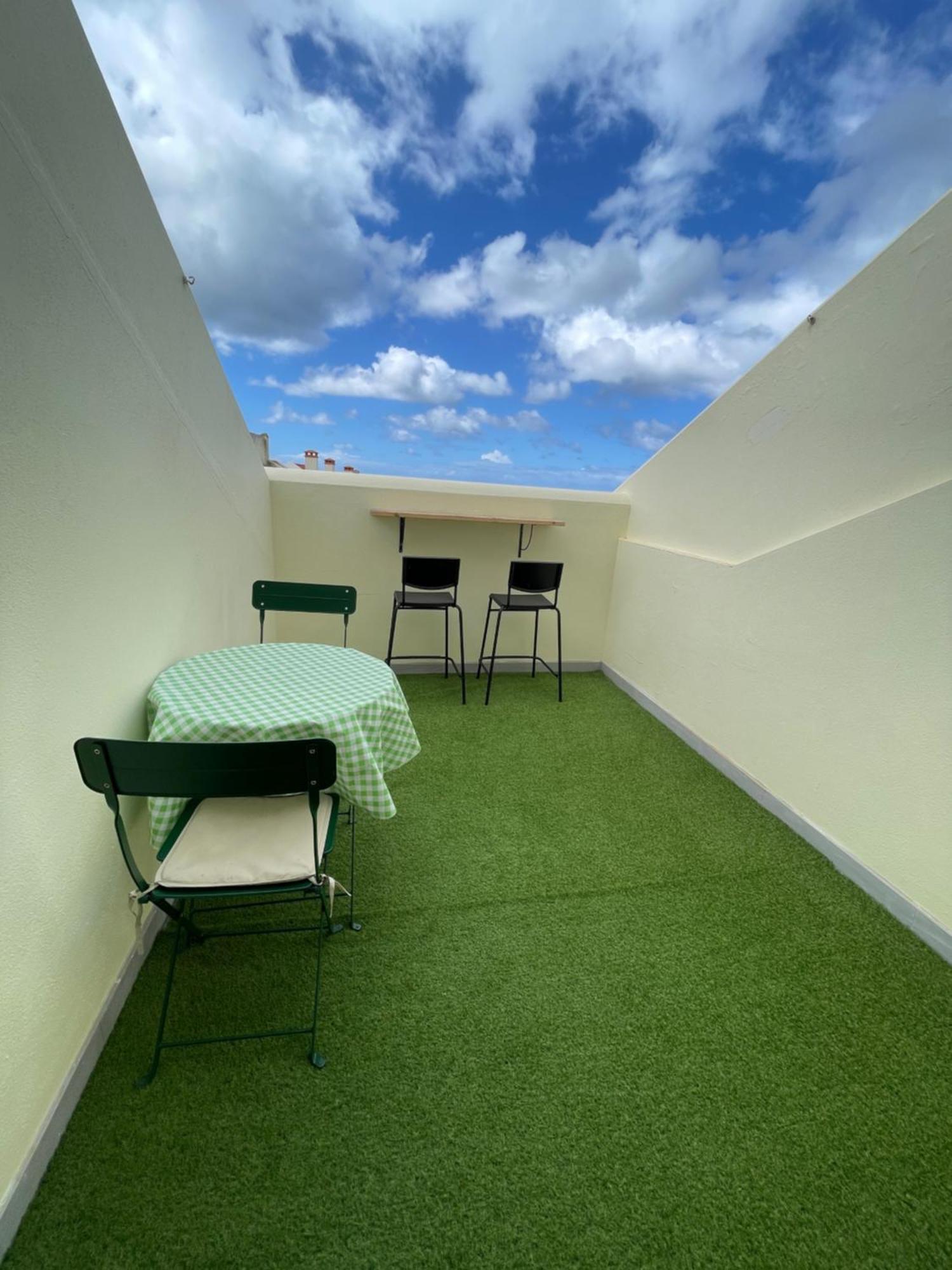 Seaside Room In A Peniche Townhouse Featuring A Private Bathroom And Shared Access To The Swimming Pool And Kitchen Atouguia Da Baleia Buitenkant foto